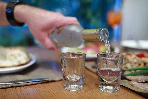 Person Häller Vodka Glas Puben Natten — Stockfoto