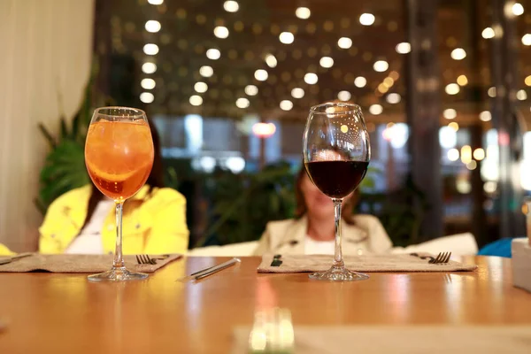 Verres Avec Apéro Vin Sur Table Restaurant — Photo