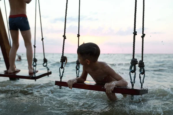 Дети Качаются Качелях Азовском Море Закате — стоковое фото