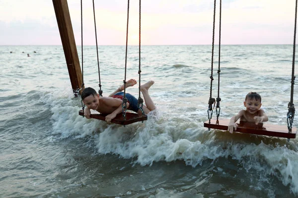 Niños Balanceándose Mar Azov Atardecer — Foto de Stock