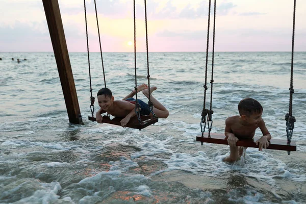 Kardeşler Gün Batımında Azov Denizi Nde Sallanıyor — Stok fotoğraf