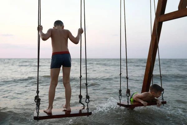 Gün Batımında Azov Denizi Nde Sallanan Iki Çocuk — Stok fotoğraf