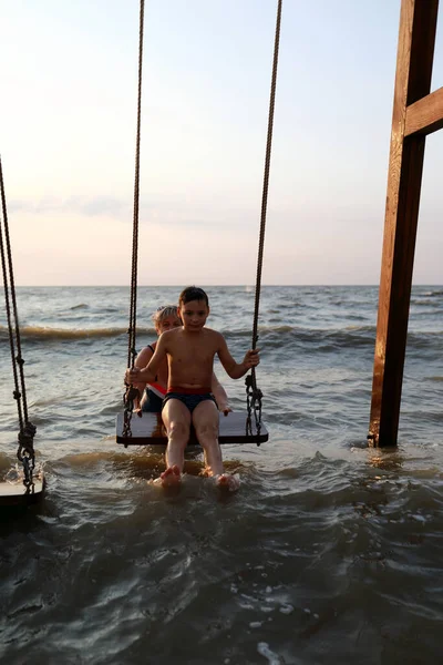 Mulher Balança Criança Mar Azov Pôr Sol — Fotografia de Stock