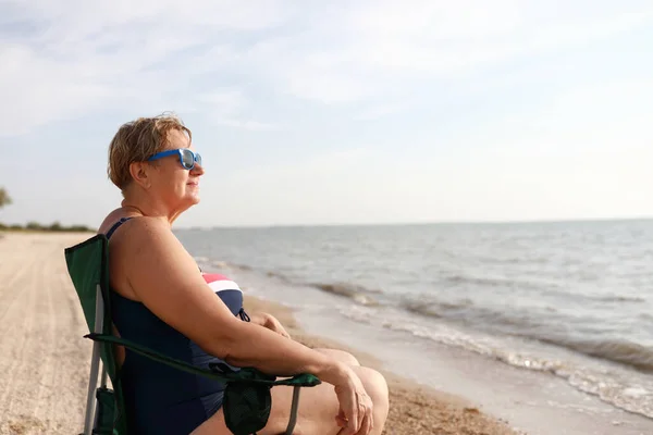 Старшая Женщина Отдыхает Пляже Азовского Моря Летом — стоковое фото