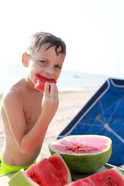 夏にはアゾフ海のビーチでスイカを食べる子供 — ストック写真