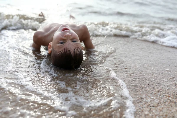 Menino Deitado Praia Mar Azov Verão — Fotografia de Stock