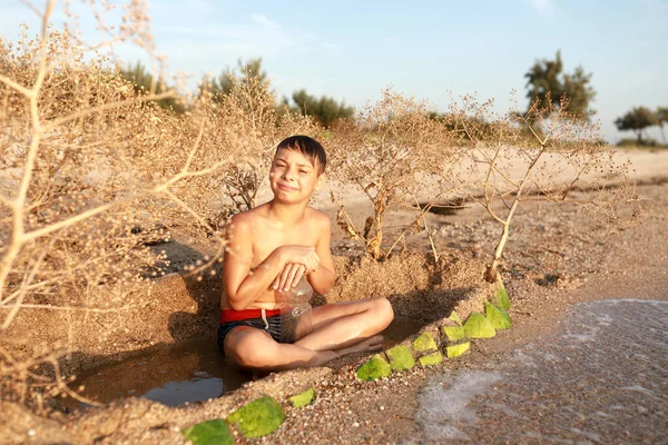 Chlapec Relaxuje Pláži Azovského Moře Létě — Stock fotografie