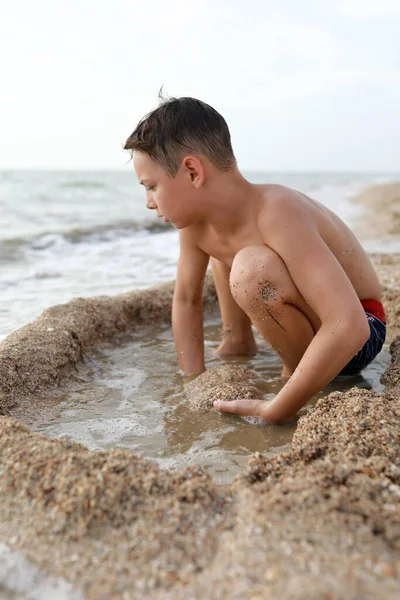 Niño Jugando Con Arena Playa Del Mar Azov Verano —  Fotos de Stock