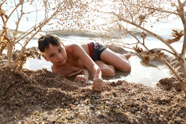 Criança Descansando Praia Mar Azov Verão Imagem De Stock