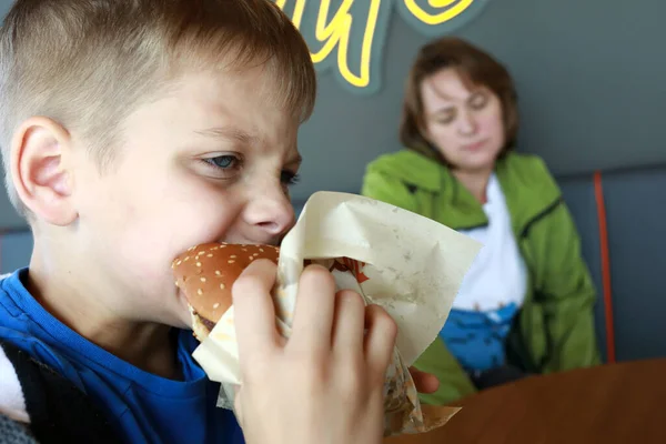 Rapaz Faminto Comer Hambúrguer Num Restaurante — Fotografia de Stock