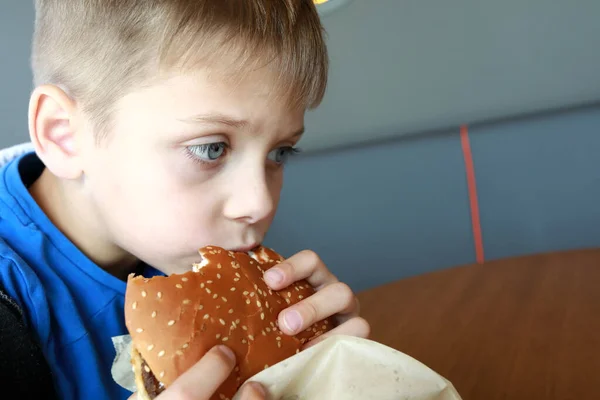 Hambriento Niño Tiene Hamburguesa Restaurante — Foto de Stock