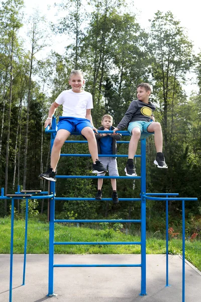 Porträt Von Drei Kindern Auf Spielplatz Sommer — Stockfoto