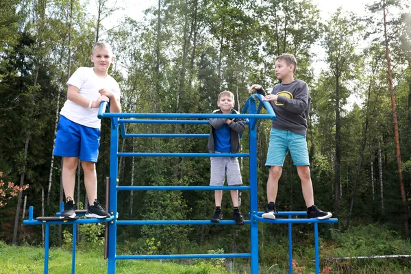 Três Meninos Brincando Playground Livre Verão — Fotografia de Stock