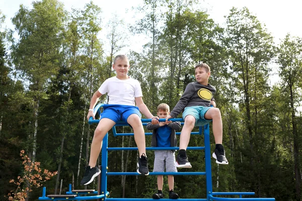 Três Irmãos Brincando Playground Livre Verão — Fotografia de Stock