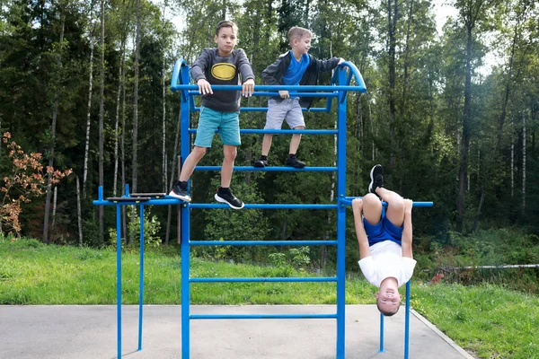 Tři Děti Létě Hrají Venkovním Hřišti — Stock fotografie