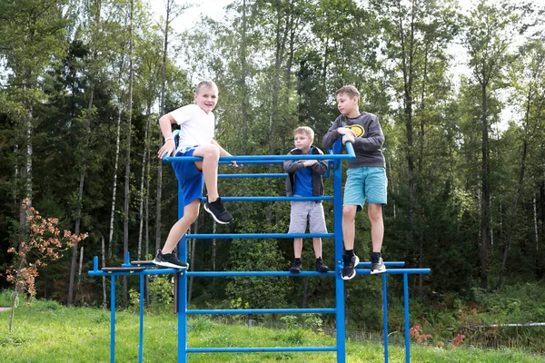 Tři Děti Létě Hrají Venkovním Hřišti — Stock fotografie