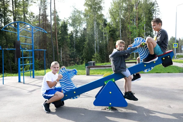 Drei Kinder Spielen Sommer Wippe Auf Spielplatz — Stockfoto