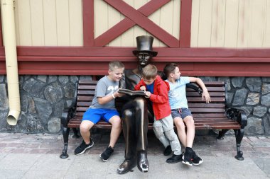 Çocuklar heykel, Sortavala, Karelia 'nın yanındaki bankta oturuyorlar. 