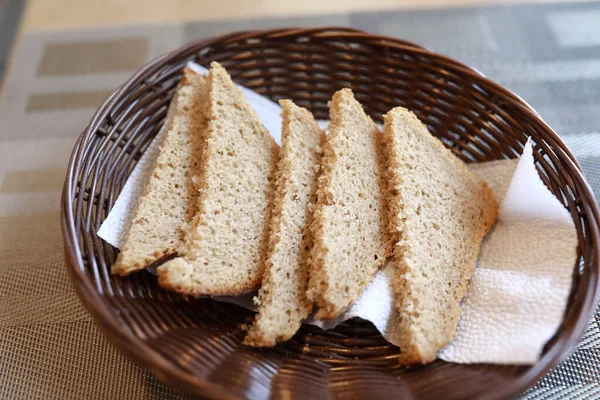 Κομμάτια Ψωμί Σιτάρι Στο Καλάθι Στο Εστιατόριο — Φωτογραφία Αρχείου