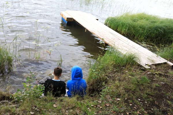 Crianças Descansam Margem Lago Carélia — Fotografia de Stock