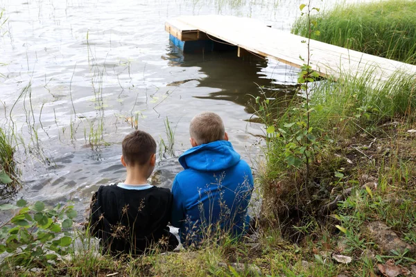 Dwoje Dzieci Odpoczywa Brzegu Jeziora Karelia — Zdjęcie stockowe