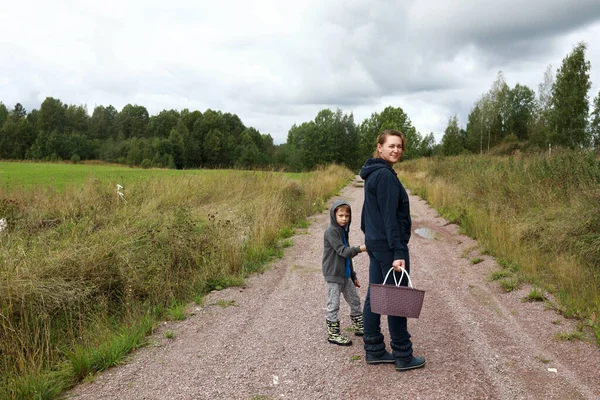 Madre Con Figlio Che Nella Foresta Funghi Carelia — Foto Stock