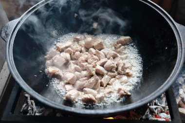 Pilav için terasta kazanda et pişiriyorum.