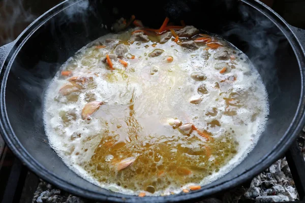 Kazanda pilav hazırlanıyor, çardakta yanıyor.