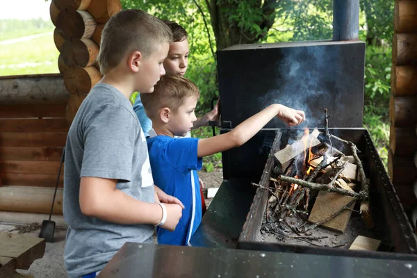 Trzech Chłopców Rozpala Drewno Grillu Karelia — Zdjęcie stockowe
