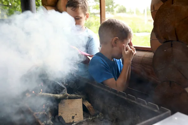 Dwoje Dzieci Rozpala Drewno Grillu Altanie Karelia — Zdjęcie stockowe