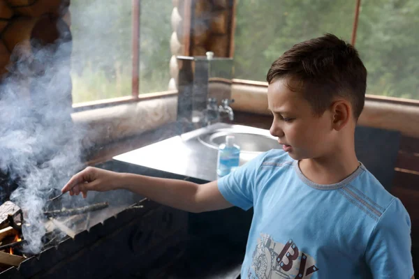 Boy Kindles Firewood Grill Rússia Carélia — Fotografia de Stock
