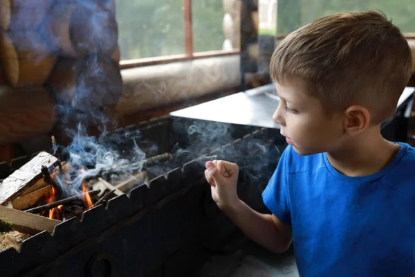 Enfant Allume Bois Chauffage Grill Russie Carélie — Photo