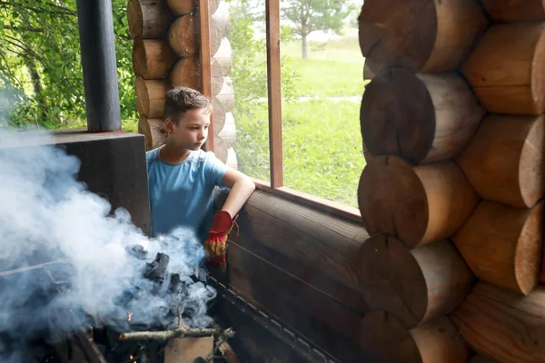 Dzieciak Rozpala Drewno Grillu Altanie Karelia — Zdjęcie stockowe