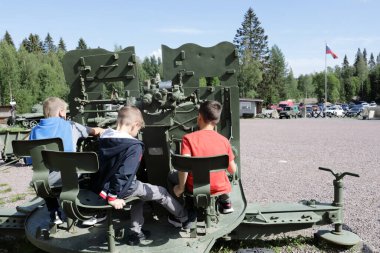 Gora Filina, Karelia 'da otomatik uçaksavar S-60 ile oynayan çocuklar