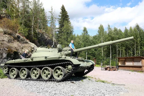 KareliaのGora FilinaにあるT 62戦車の銃に座っている男の子 — ストック写真