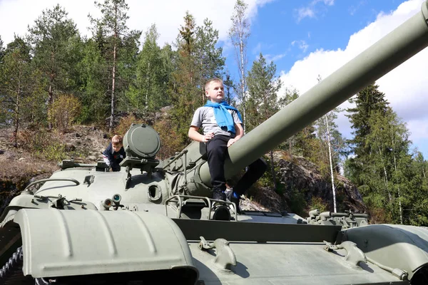 Niño Sentado Arma Del Tanque Gora Filina Karelia — Foto de Stock