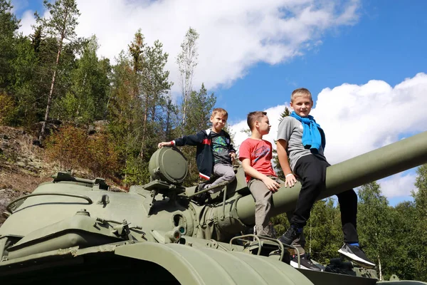 Kinderen Met Een Tank Gora Filina Karelia — Stockfoto