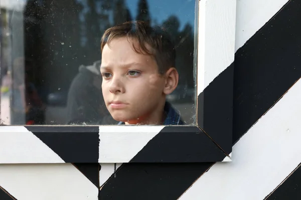 Portret Van Een Jongen Een Gestreept Zwart Wit Wachthuisje — Stockfoto
