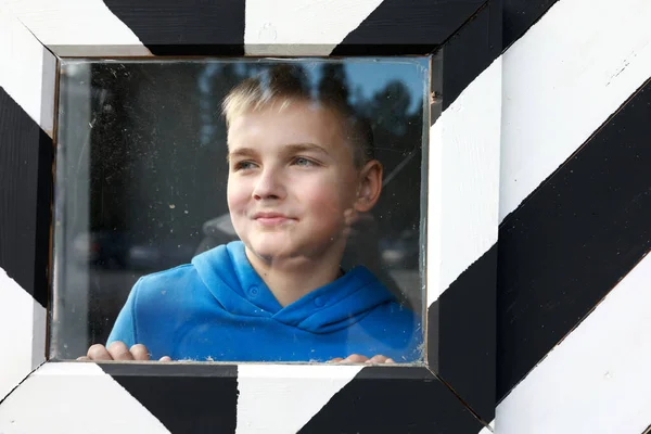 Porträt Eines Kindes Gestreifter Schwarz Weißer Wachkabine — Stockfoto