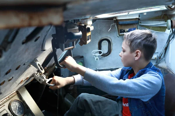 Chłopiec Jazdy Lekki Pojazd Opancerzony Ogólnego Przeznaczenia Rosja — Zdjęcie stockowe