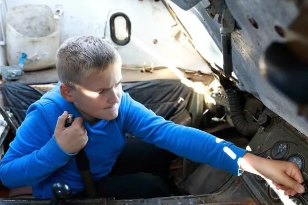 Chłopiec Bawiący Się Lekkim Opancerzonym Pojeździe Rosja — Zdjęcie stockowe
