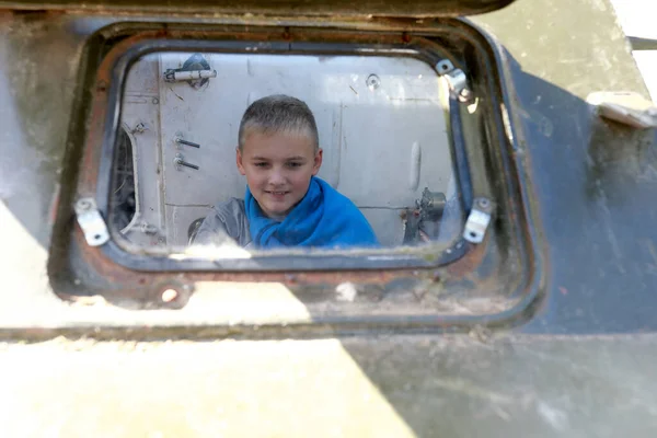 Porträt Eines Kindes Einem Leichten Gepanzerten Fahrzeug Russland — Stockfoto