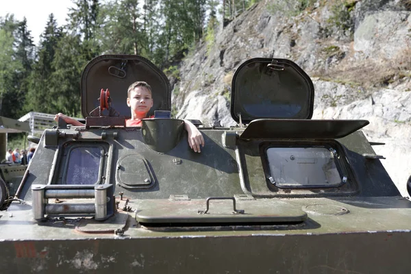 Kid Posando Veículo Blindado Uso Geral Leve Rússia — Fotografia de Stock