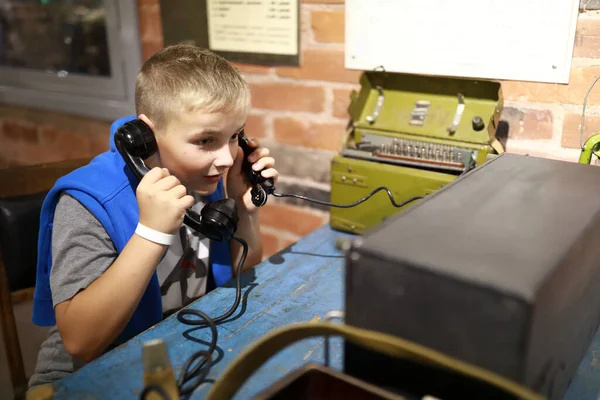 Potret Anak Laki Laki Menggunakan Walkie Talkie Retro — Stok Foto