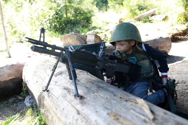 Boy Military Helmet Aims Machine Gun Park — Stock Photo, Image