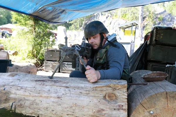 Uomo Casco Militare Spara Pistola Mitragliatrice Leggera Nel Parco — Foto Stock