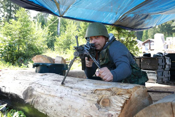 Homme Dans Casque Militaire Tire Mitrailleuse Dans Parc — Photo