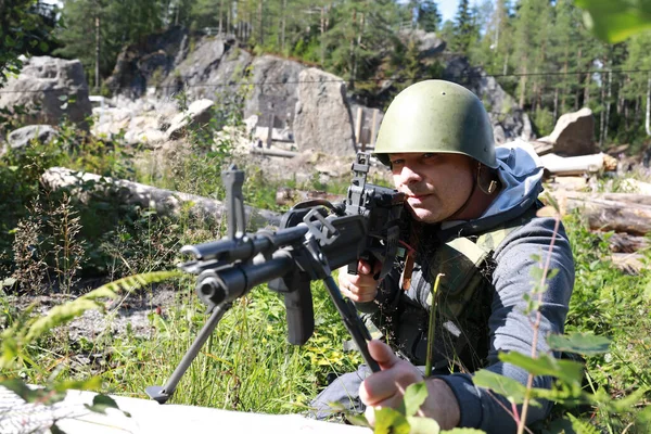 Ritratto Uomo Serio Casco Militare Con Mitragliatrice Nel Parco — Foto Stock