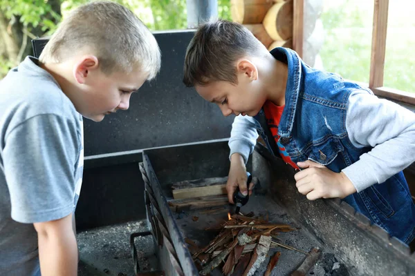 Dwóch Chłopców Rozpala Ogień Grillu Altanie Karelia — Zdjęcie stockowe