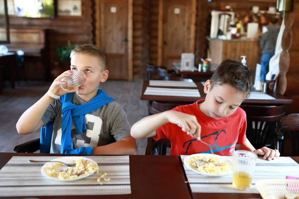 Duas Crianças Comendo Massa Restaurante — Fotografia de Stock